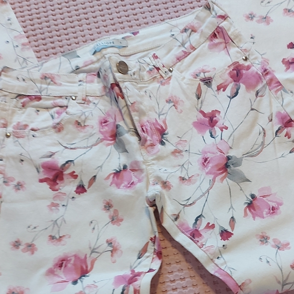 Floral Women's Cropped Jeans - Picture 5 of 12